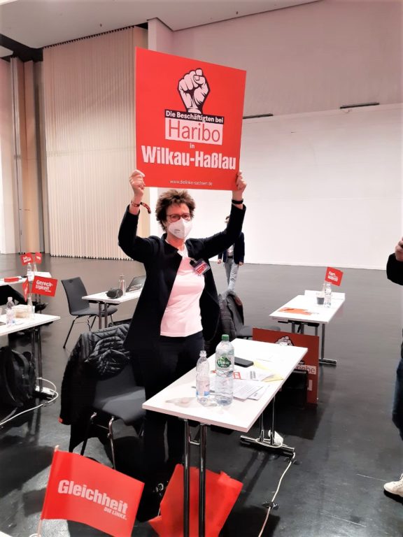 Sabine Zimmermann hält ein Plakat mit der Aufschrift Haribo Wilkau Haßlau hoch